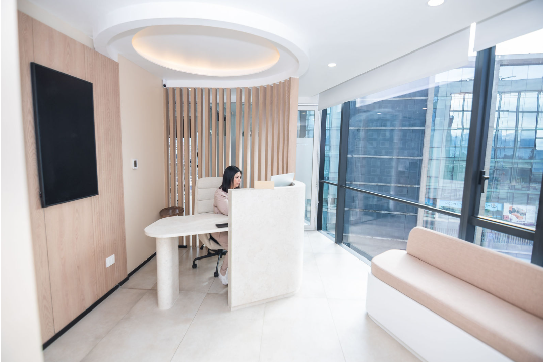 Recepción luminosa de Omiya Clinic